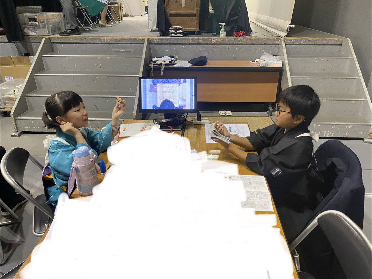 hiroshimashogi's tweet photo. 第47回将棋日本シリーズ2回戦第三局
2026年JTテーブルマーク中国大会の結果✨

低学年　決勝　棋譜
○山崎爽右くん(福岡3)
●白井美沙都さん(広島2)

https://t.co/V0jXlAj0Ji

高学年　決勝　棋譜
●新名湊太くん(香川6)
○森川遥仁くん(島根4)

https://t.co/vgMgPeJDya

日記
JT中国大会の広島開催は4年振りでした。
全国各地からの参加があり嬉しかったです。

またこの独特の熱気で過酷なルールの中、惜しくも敗れた選手には君は強かったよ、ちゃんと自分を褒めてね、、なんて願いつつ、勝ち上がった選手はやっぱり強かった。

ドキドキしながら運営さんに女の子の着物もあるんですかと確認したり。
楽屋裏でのお菓子感想戦も味でした。

エンジョイクラスの選手も楽しそうで嬉しかったです。
様々に勉強させて頂きました。
皆様ありがとうございました。