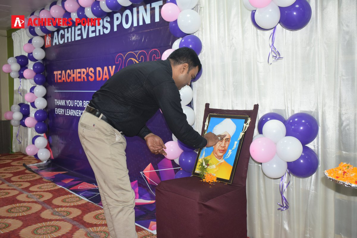 EAchieversPoint's tweet photo. Guru wahi jo raah dikhaye aur khud peeche khada rahe. 🙏
Happy Teachers Day to all our incredible mentors at Achievers Point! Aapke bina ye safalta ki kahaani adhoori hai. 🎓✨
#TeachersDay #AchieversPoint https://t.co/BOJZgq19qe