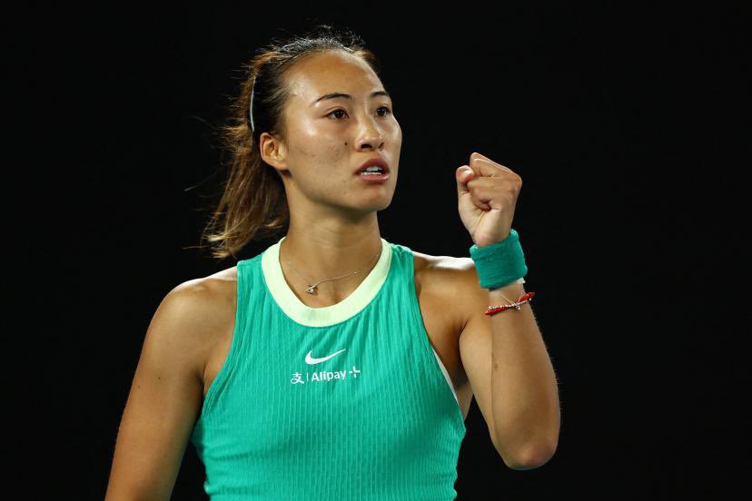 GameSetAndTalk's tweet photo. LE COMEBACK FOU DE QINWEN ZHENG 😱🇨🇳

Menée 5-0 dans la dernière manche face à Madison Keys 🇺🇸, la Chinoise remporte 7 jeux consécutifs pour renverser la situation et s’imposer en 3 sets (1-6, 7-6, 7-5) !!! 😳

Issue des qualifications, elle est désormais qualifiée en 1/8èmes. 👏 https://t.co/Lbdu3C2nKG