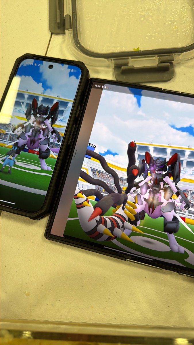 superpitufin's tweet photo. @PokemonGoApp The game is glitching at Chicago https://t.co/ZgZrTHmFv7