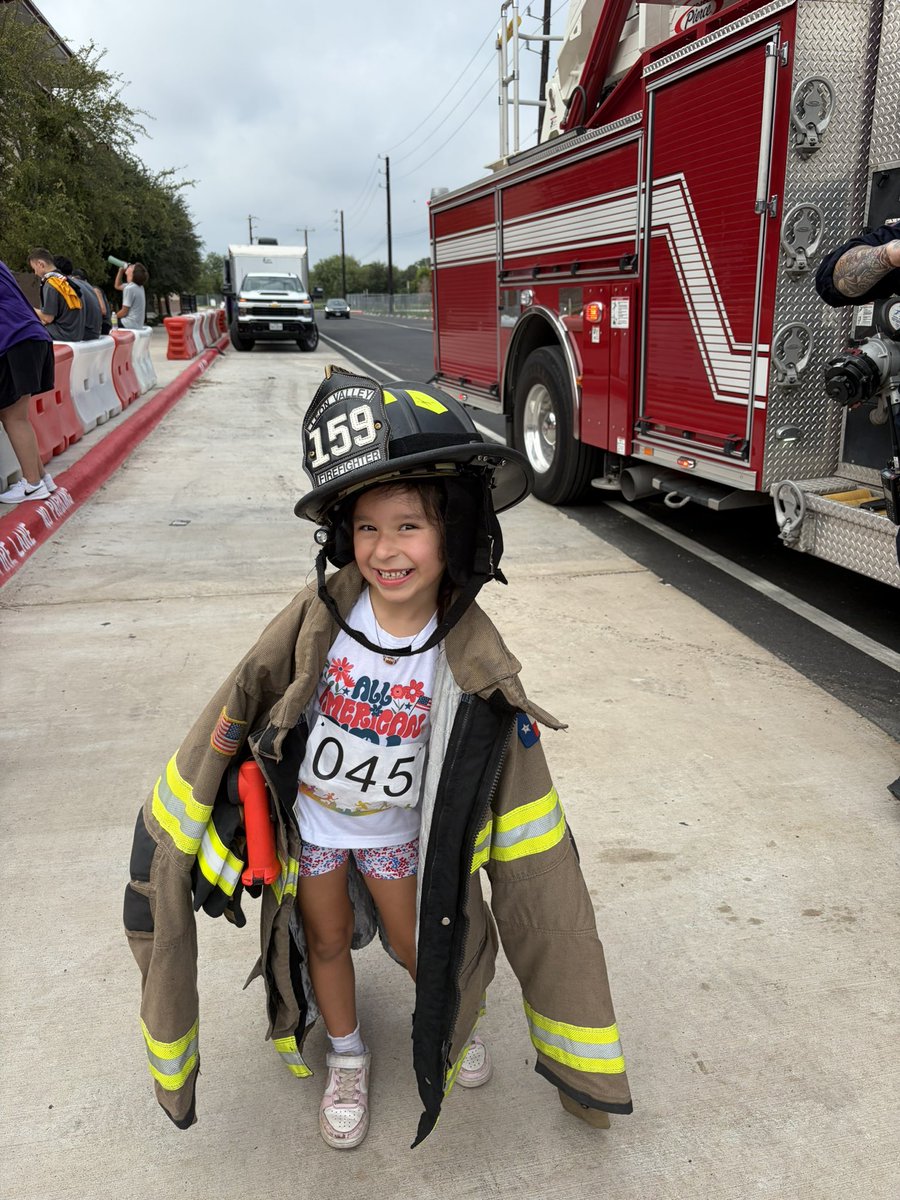 MrsCoachMojica's tweet photo. We are blessed as a family to be a part of such a beautiful tradition!
Watching the @NISDMarshall community show up to remember 9/11 & Elisa is truly amazing & we are so proud to be a part of it. Also big shout out to @LeonValleyFD for making the girls day! β€οΈππΊπΈπ #RamFamily https://t.co/O8tyr85o3J