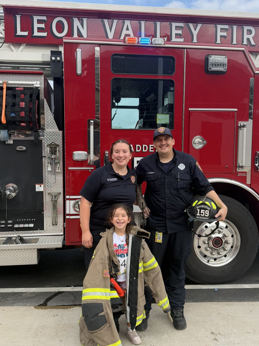 MrsCoachMojica's tweet photo. We are blessed as a family to be a part of such a beautiful tradition!
Watching the @NISDMarshall community show up to remember 9/11 & Elisa is truly amazing & we are so proud to be a part of it. Also big shout out to @LeonValleyFD for making the girls day! β€οΈππΊπΈπ #RamFamily https://t.co/O8tyr85o3J