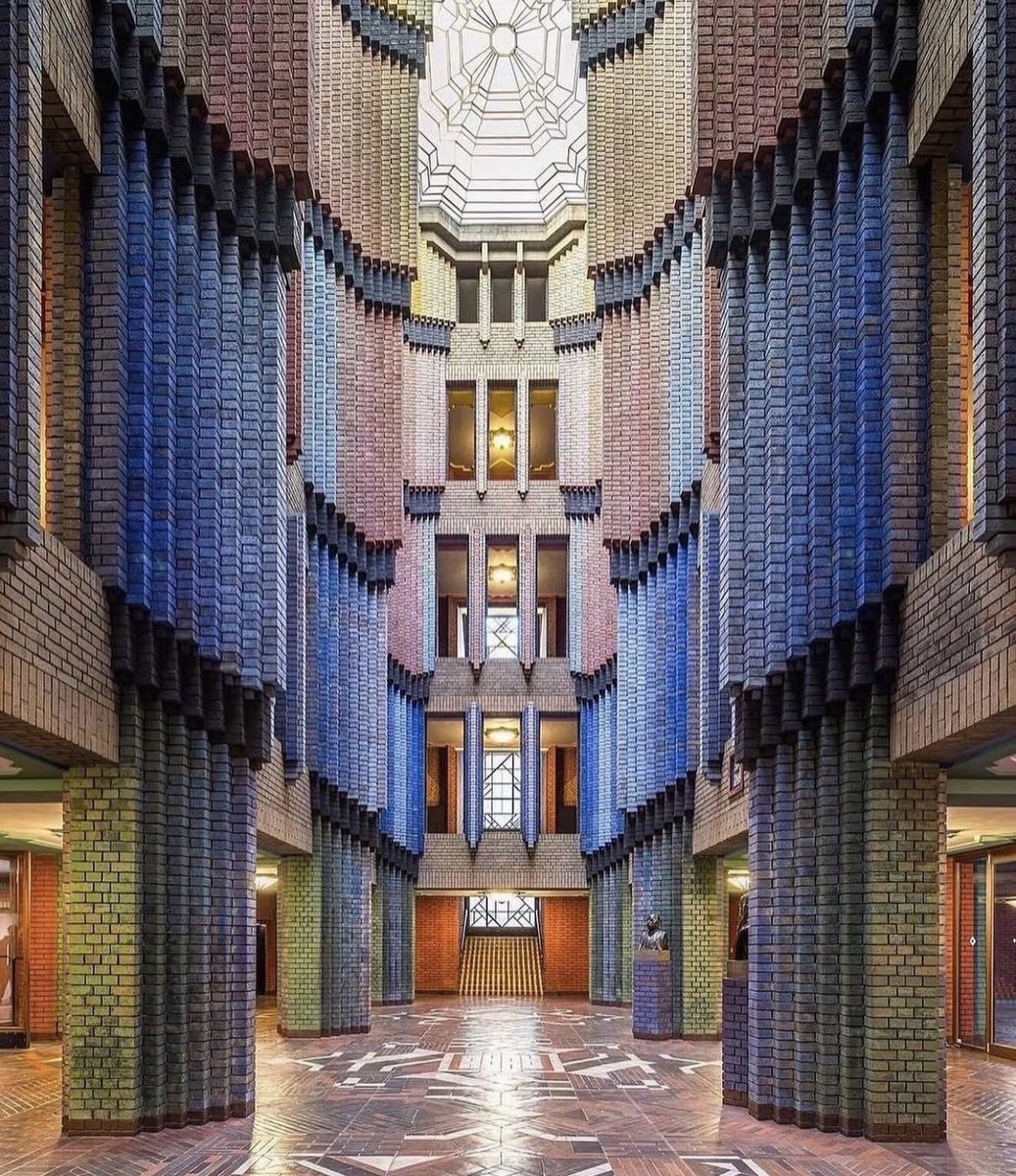 luusssso's tweet photo. The incredible brickwork of architect Peter Behrens for Farbwerke Hoechst chemical and dye company in Frankfurt, Germany (1924)

That rainbow progression was essentially an architectural advertisement for Hoechst, which reportedly offered roughly 30,000 dye colors https://t.co/mBcUIJri5n