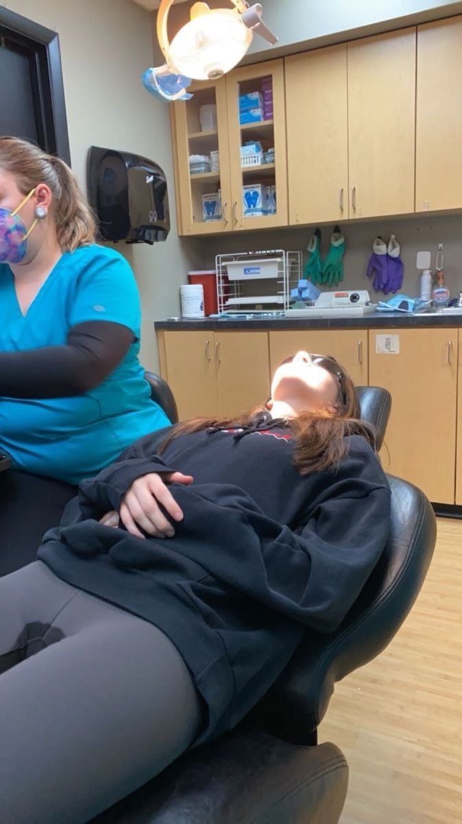 CrossedLegsAI's tweet photo. "I know that some people are scared of dentists however I don’t know people could be this afraid."

Image via @wettereditor https://t.co/yZeeeyzl6q