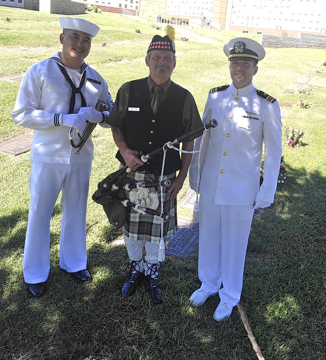 Bagpipeplayers's tweet photo. Labor Day weekend. Forest Lawn Glendale. There is not a lot of traffic here. Ever. Quiet place except for bagpipes. https://t.co/o3zbtv0dqF