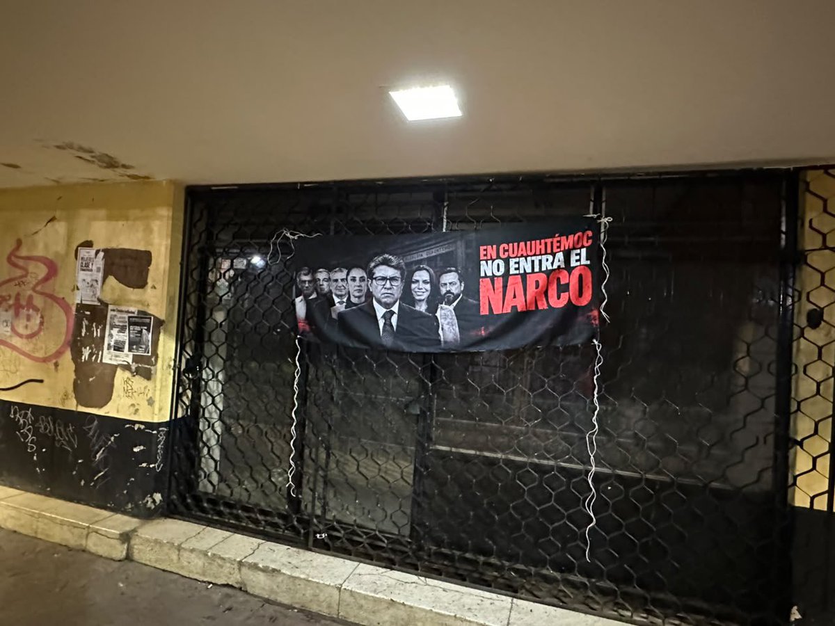 MLopezSanMartin's tweet photo. La alcaldía Cuauhtémoc amaneció con lonas con rostros de Morenistas 

Y el lema “En Cuauhtémoc no entra el narco” https://t.co/SYcQR0ca5Y