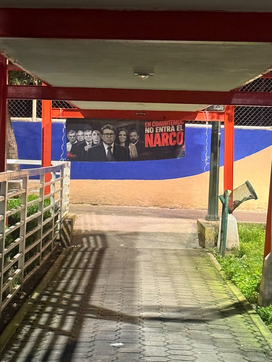 MLopezSanMartin's tweet photo. La alcaldía Cuauhtémoc amaneció con lonas con rostros de Morenistas 

Y el lema “En Cuauhtémoc no entra el narco” https://t.co/SYcQR0ca5Y