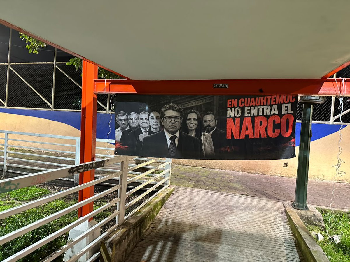 MLopezSanMartin's tweet photo. La alcaldía Cuauhtémoc amaneció con lonas con rostros de Morenistas 

Y el lema “En Cuauhtémoc no entra el narco” https://t.co/SYcQR0ca5Y
