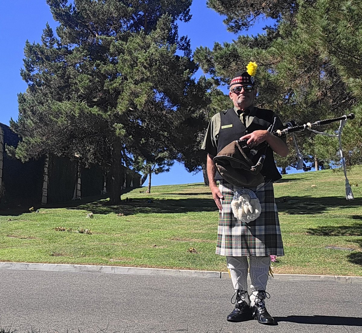 Bagpipeplayers's tweet photo. Labor Day weekend. Forest Lawn Glendale. There is not a lot of traffic here. Ever. Quiet place except for bagpipes. https://t.co/o3zbtv0dqF