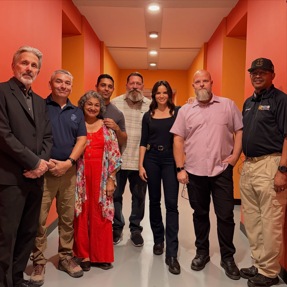 ClubGCole's tweet photo. Gary Cole, Wilmer Valderrama, and Katrina Law BTS of NCIS W/ Real Life NCIS/Navy personnel
Via: Katrina Law's IG
#GaryCole #NCIS #KatrinaLaw #WilmerValderrama #BTS https://t.co/OQ7zlKKnCr