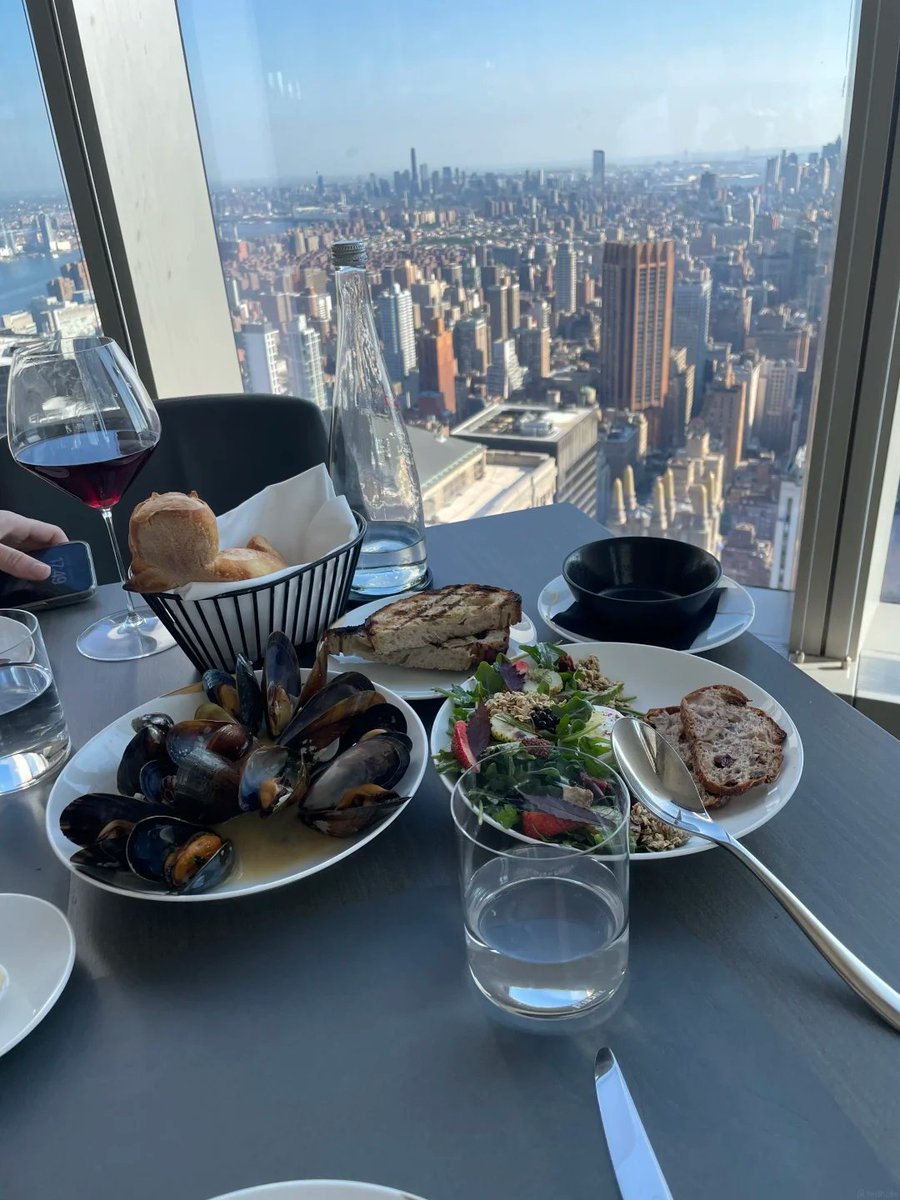 gdmp0's tweet photo. The entire 55th floor of the building is filled with restaurants, and I unexpectedly found some amazing fries there! They were so delicious, I'd only go back once in a while just for them! #NewYork https://t.co/plLPkJc4SG