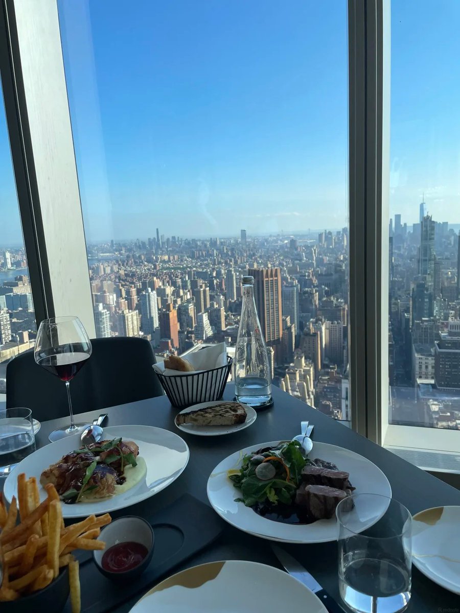 gdmp0's tweet photo. The entire 55th floor of the building is filled with restaurants, and I unexpectedly found some amazing fries there! They were so delicious, I'd only go back once in a while just for them! #NewYork https://t.co/plLPkJc4SG