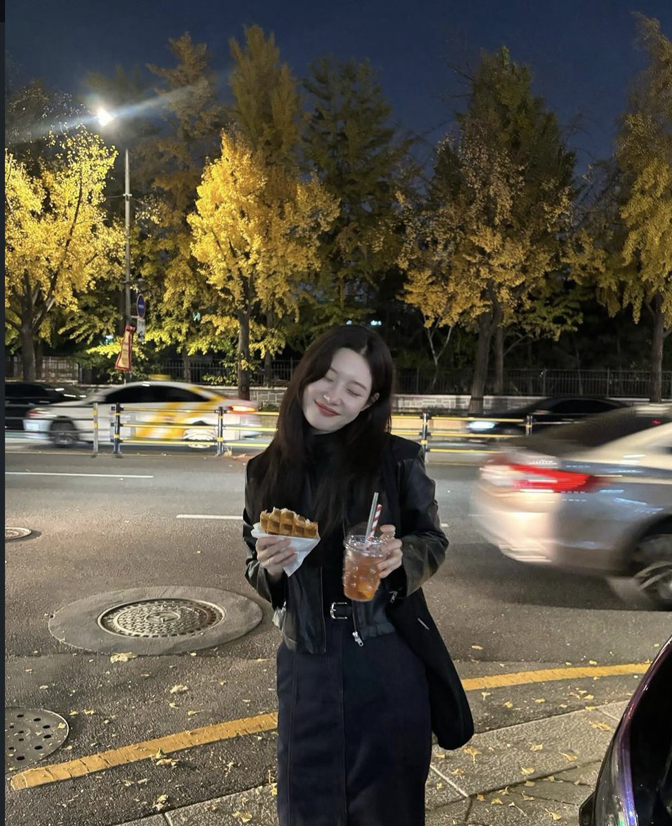 loveliteyes's tweet photo. done with the show i was watching and since i totally skipped dinner, late-night food run it is! 🧇 https://t.co/eEgeVGErtA