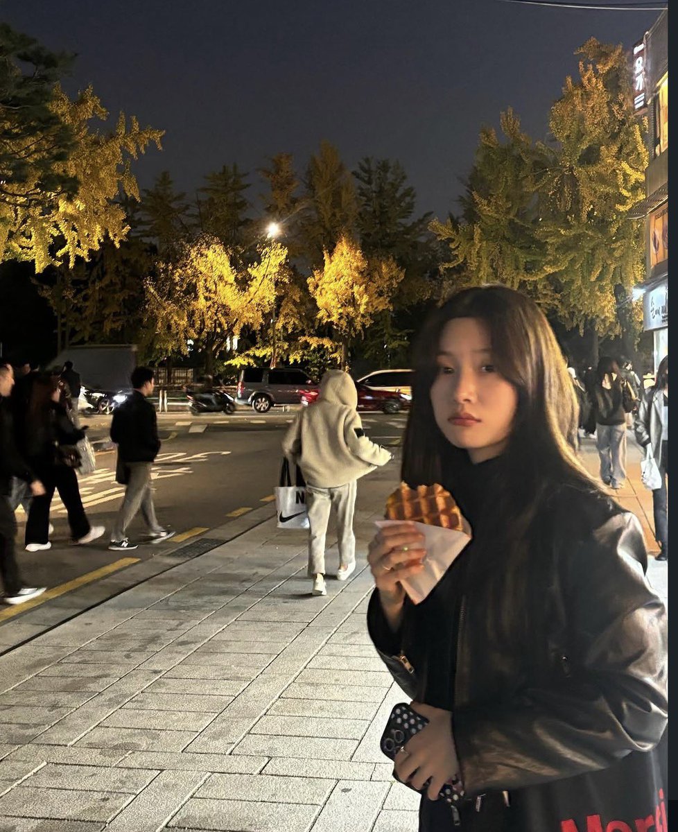 loveliteyes's tweet photo. done with the show i was watching and since i totally skipped dinner, late-night food run it is! 🧇 https://t.co/eEgeVGErtA