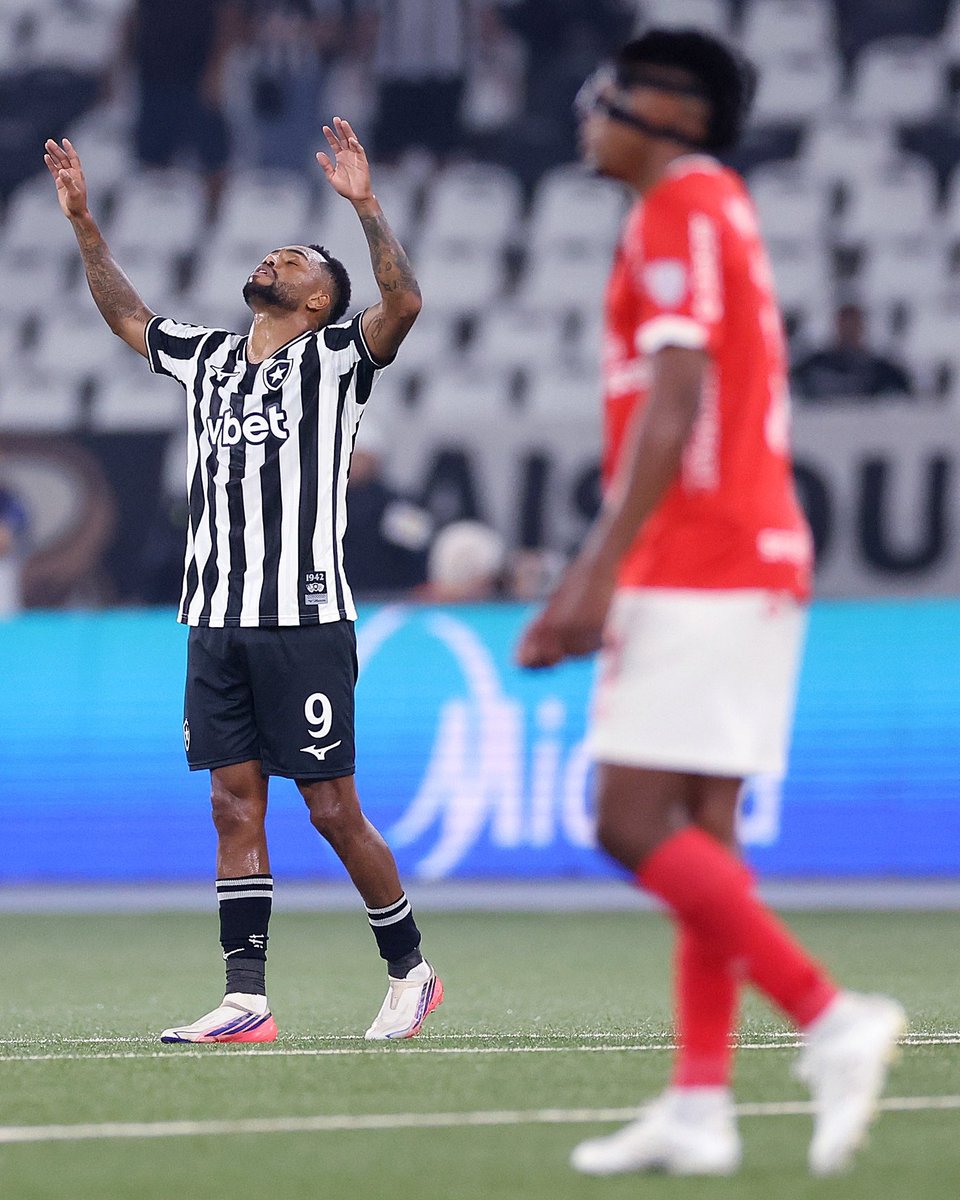 informafogo's tweet photo. Alex Telles e Danilo Pereira (atacante jogou com Ziyech) LIGARAM para o marroquino para convence-lo a vir para o Botafogo.

A situação pode ser resolvida pro sim ou pro não a qualquer momento.

— @canaldomedeiros https://t.co/nrUG1hgQKl