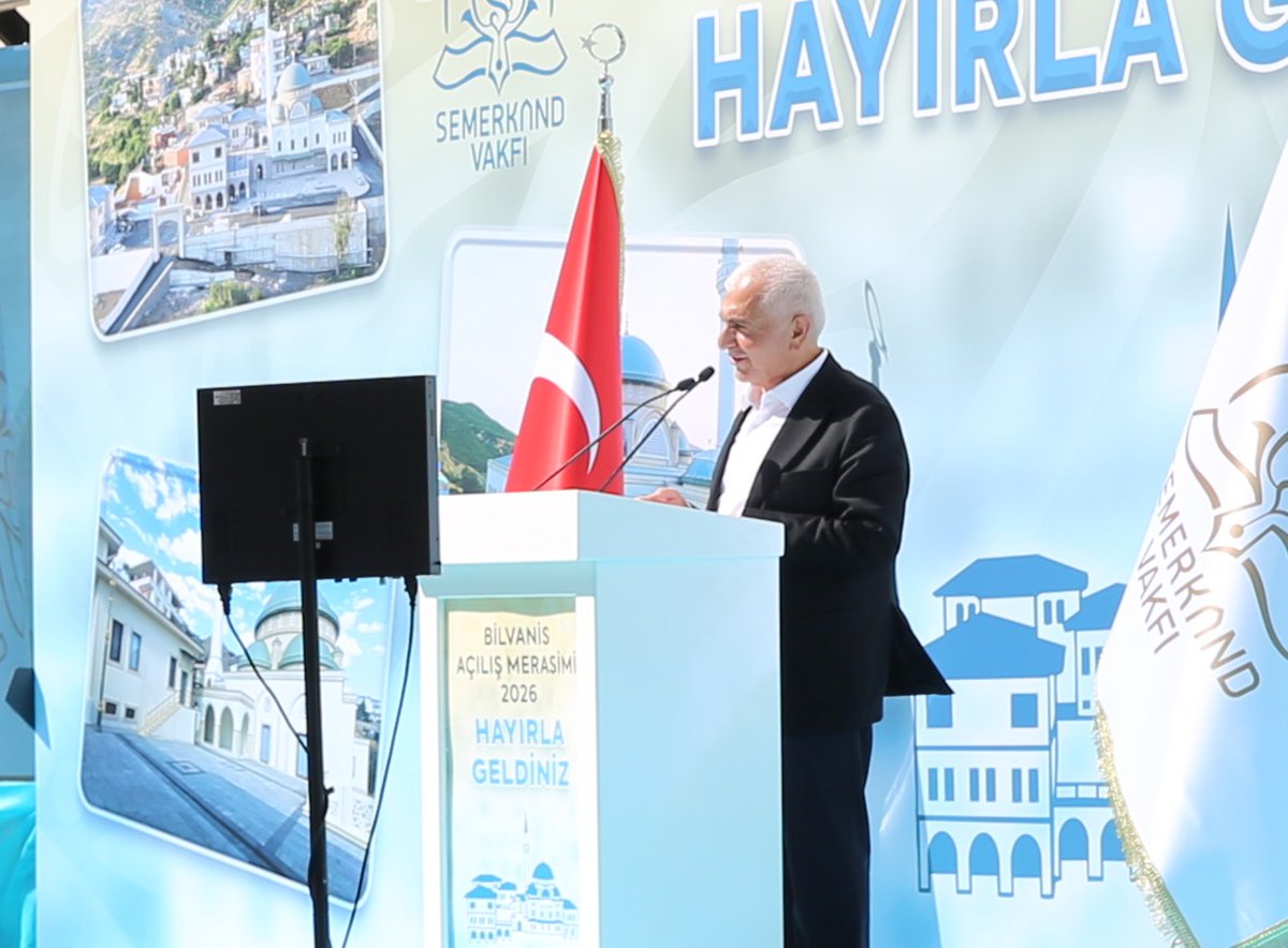 Semerkandvakfi's tweet photo. Asırlardır ilim, irfan ve tasavvuf geleneğinin izlerini taşıyan Siirt'in Baykan ilçesine bağlı Bilvanis köyünde inşa edilen Bilvanis Camii ve Külliyesi hizmete açıldı.

Cami, Kur’an kursu, taziye evi ve farklı hizmet alanlarıyla bölgenin dinî ve sosyal hayatına uzun yıllar hizmet edecek külliyenin; Bilvanis’in tarihî ve manevî mirasının ihyasına, ilmin, irfanın, ibadetin ve güzel ahlâkın yeni nesillere aktarılmasına vesile olmasını Cenâb-ı Hak’tan niyaz ediyoruz.

Siirt Milletvekili Mervan Gül’e, Baykan Belediye Başkanı Ekrem Erdem'e, Ak Parti Siirt İl Başkanı Abdulhekim Gider'e, Baykan İlçe Müftüsü Rauf Vural’a, Bilvanis Köyü Yaptırma ve Yaşatma Derneği Başkanı Ali Erol’a; programımıza teşrif eden kıymetli protokol mensuplarına, davetlilerimize ve Bilvanis halkına, ayrıca bu kıymetli eserin hayata geçirilmesine katkı sunan tüm kurum, kuruluş ve hayır sahiplerine teşekkür ediyoruz.