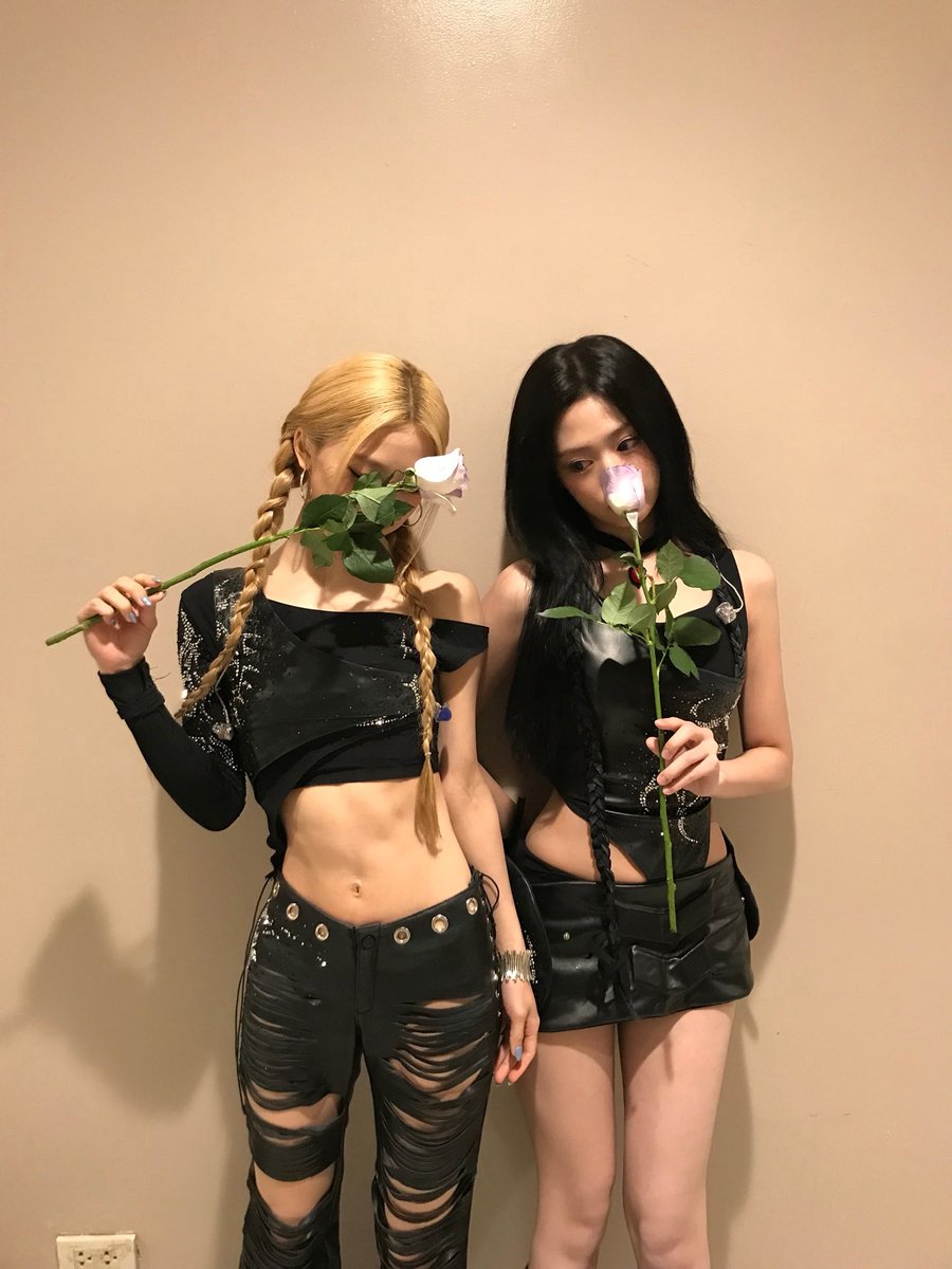 picbaemon's tweet photo. AHYEON WEVERSE UPDATE 

Manila we had so much fun tonight !! (it became yesterday but anyway)
Thanks for your warm sweet kind welcoming 
I really appreciate it good night my lovesss https://t.co/UvPbp24aai
