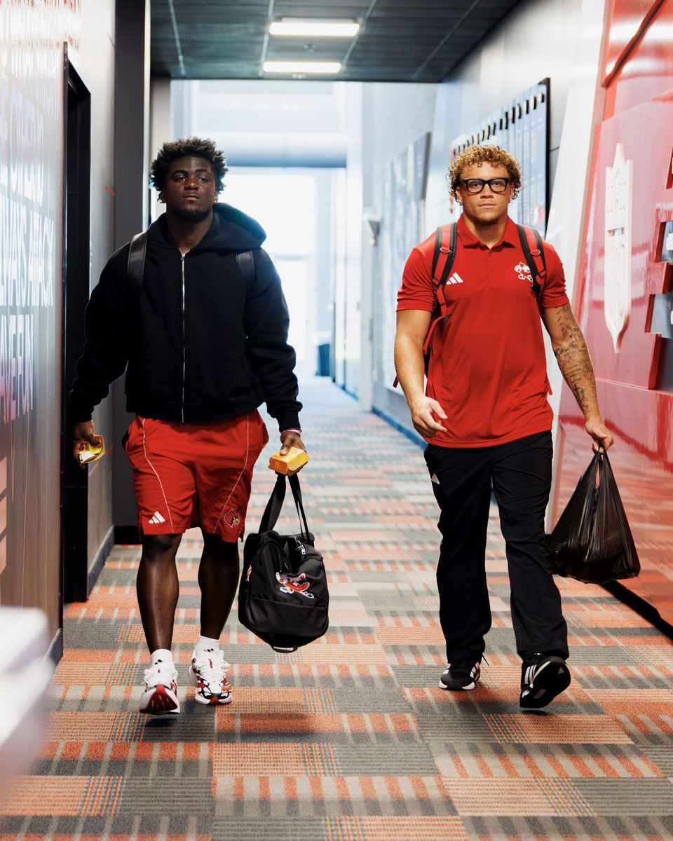 LouisvilleFB's tweet photo. Hitting the road 

#GoCards https://t.co/Fi7yUsDNK9