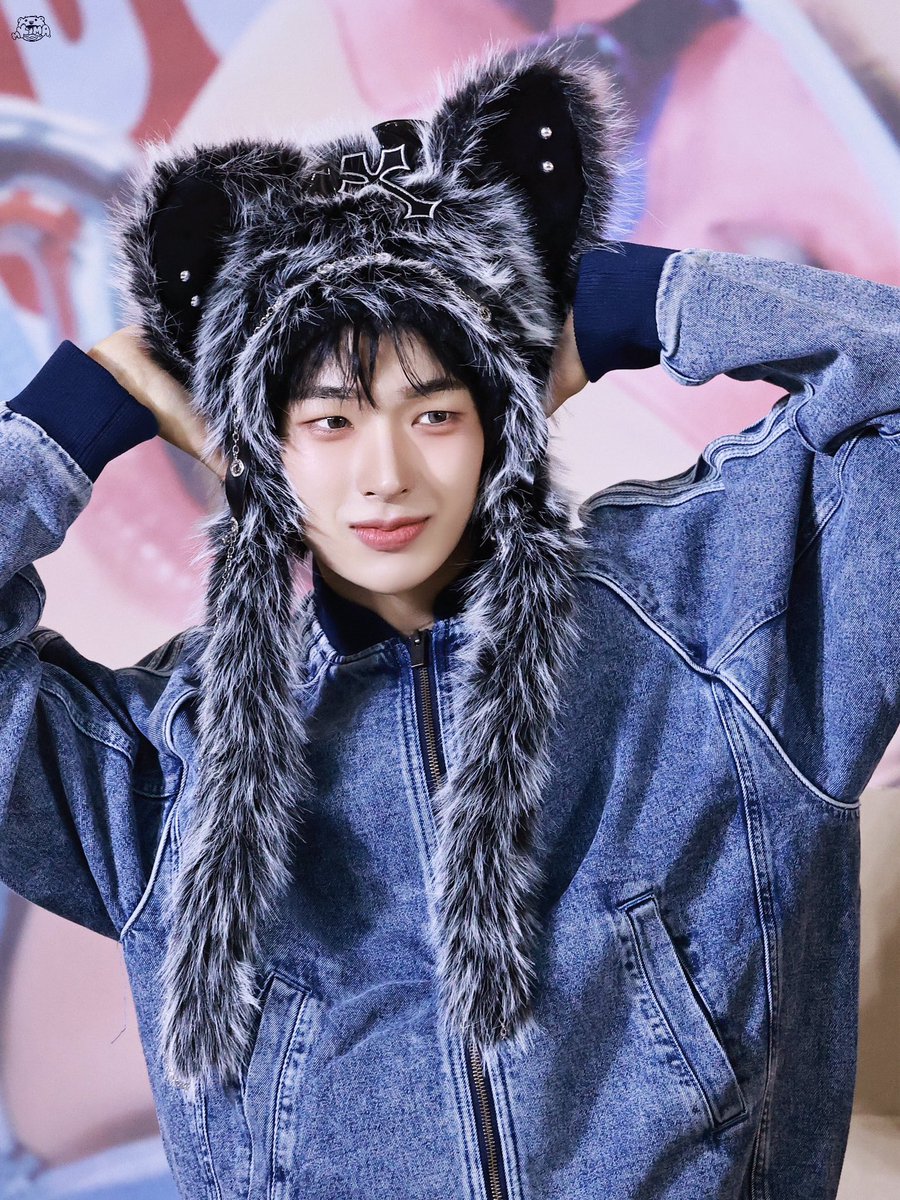 pppiratea's tweet photo. ok highkey really fw with this cuz why does he look so good?? https://t.co/70AVlpwhPH