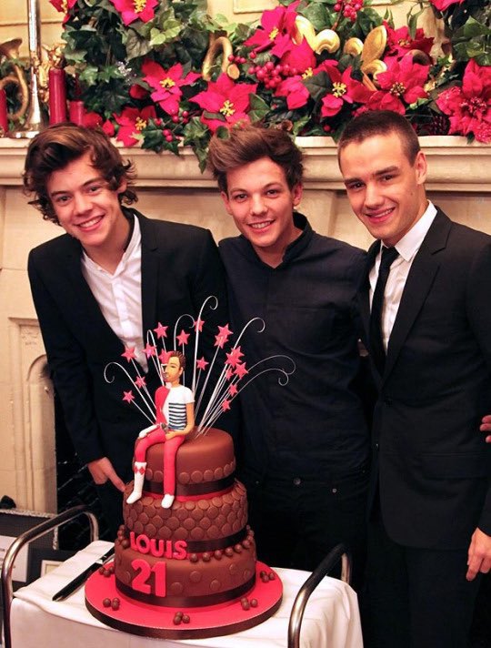 erodarryx's tweet photo. remember when harry organized louis' 21st birthday party and they wore matching shirts 😭😭 https://t.co/BdoqFL5rDZ