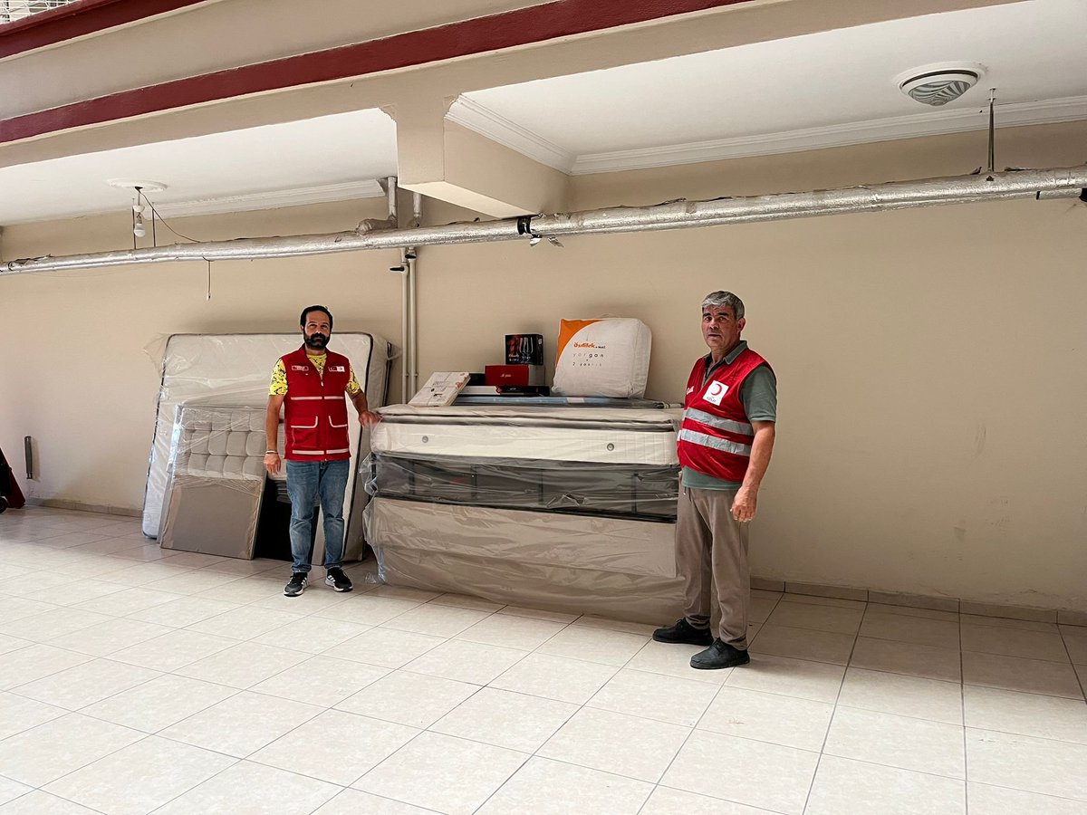 TKHataySubesi's tweet photo. Kızılay Hatay ekiplerimiz,​Eşini kaybeden ve eğitimine devam eden iki kızıyla yaşam mücadelesi veren annemizin yanında.Depremde evini ve tüm eşyalarını kaybeden ailemizin yeni konutlarına geçiş sürecinde;ihtiyaç duydukları yatak,ev eşyası ve ev tekstili ürünlerini teslim ettik. https://t.co/4MOO7m9EHt