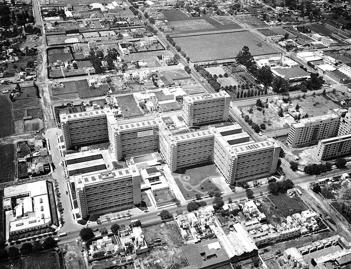 mexdeayer's tweet photo. Una vista aérea del Centro Urbano Presidente Alemán, conocido popularmente como Multifamiliar Miguel Alemán, durante la década de 1950. La fotografía nos permite observar no solamente la magnitud de este conjunto habitacional, sino también el paisaje que lo rodeaba pocos años después de su inauguración.
Construido entre 1947 y 1949 bajo el proyecto del arquitecto Mario Pani, el conjunto representó una nueva forma de concebir la vivienda en la Ciudad de México. Sus edificios de diferentes alturas se integraban con amplias áreas libres y espacios destinados para la convivencia de sus habitantes.
Desde las alturas podemos apreciar el contraste entre el moderno conjunto habitacional y los alrededores de la colonia Del Valle, que en aquellos años todavía contaban con terrenos sin construir y zonas con edificaciones de menor tamaño. La ciudad comenzaba a extenderse rápidamente hacia nuevas áreas y, poco a poco, estos espacios fueron siendo ocupados por viviendas, calles y nuevas construcciones.
El Multifamiliar Miguel Alemán quedó ubicado en una zona que con el paso de las décadas adquiriría una gran importancia dentro de la capital. Su cercanía con importantes avenidas y servicios favoreció la vida cotidiana de sus habitantes, y aquella ubicación continúa siendo uno de sus principales atractivos hasta nuestros días.
Al comparar esta fotografía con el paisaje actual, resulta sorprendente observar cuánto ha cambiado el entorno. Los espacios que alguna vez estuvieron libres fueron dando paso a una ciudad mucho más poblada y urbanizada.
Sin embargo, el conjunto habitacional permanece como uno de los grandes testimonios de aquella etapa de modernización de la Ciudad de México. Más de siete décadas después de su construcción, el Multifamiliar Miguel Alemán continúa formando parte del paisaje de la colonia Del Valle y sigue siendo hogar de varias generaciones de familias.

https://t.co/NdvQdQpNjf