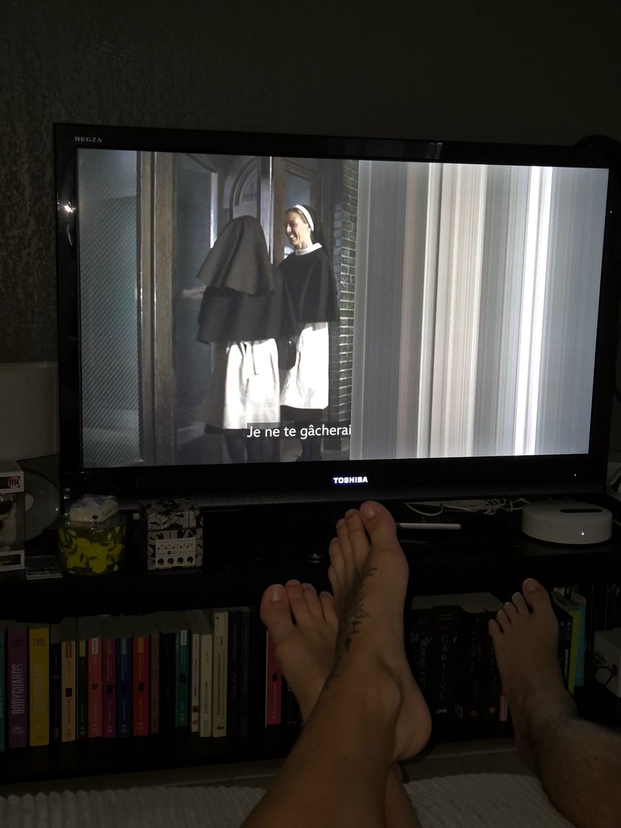 GodessNatacha's tweet photo. Poser avec mon homme devant la meilleure série ahs. J'attends vos virement mes petites chiennes 🐕‍🦺🐕‍🦺 https://t.co/Z6trComjMS
