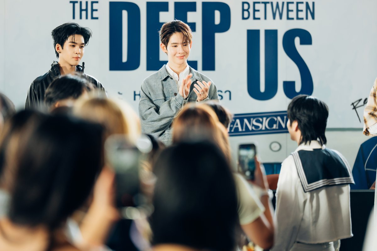 MrFanboySeries's tweet photo. MR FANBOY Recap 🖥️✨

ตอนแรกจ้องกันเขม็ง อยู่ ๆ ยิ้มให้กันเฉย… เอ้า 🤨🤏🏻
ตกลงจ้องหน้าหาเรื่อง หรือจ้องหาใจกันน๊าาา 🥰 

ทุกคนคิดว่ายังไงมาแชร์กันคร่า🤭

MR FANBOY CHAPTER 2
#MrFanboyEP2 https://t.co/R7tuNZf6Sl
