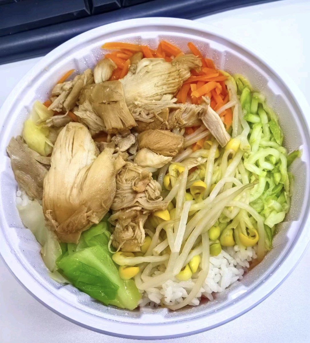 gltenyldrm's tweet photo. Stock up on fresh, crisp veggies and grass-fed chicken for tonight’s easy weeknight meal—local market produce never disappoints! https://t.co/uOagzvAwUG