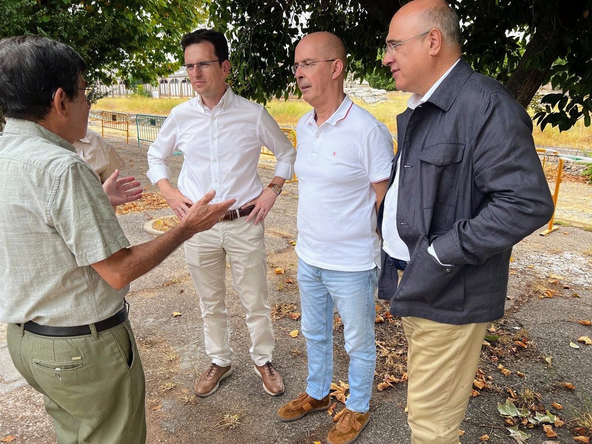 Valladolid_Gob's tweet photo. 🛤️Jacinto Canales, subdelegado del @Valladolid_Gob, ha asistido a la XXXIV edición de la tradicional Exposición Ferroviaria de #ASVAFER, coincidiendo con la Feria y Fiestas de la Virgen de San Lorenzo.
🚂 Se han entregado los premios 'Arco de Ladrillo'. https://t.co/6X8UHWgnDC