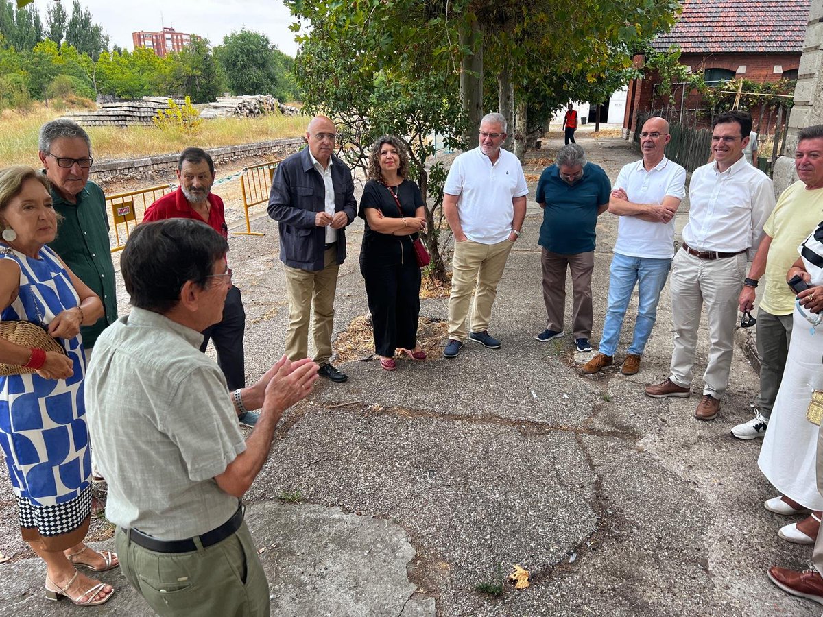 Valladolid_Gob's tweet photo. 🛤️Jacinto Canales, subdelegado del @Valladolid_Gob, ha asistido a la XXXIV edición de la tradicional Exposición Ferroviaria de #ASVAFER, coincidiendo con la Feria y Fiestas de la Virgen de San Lorenzo.
🚂 Se han entregado los premios 'Arco de Ladrillo'. https://t.co/6X8UHWgnDC