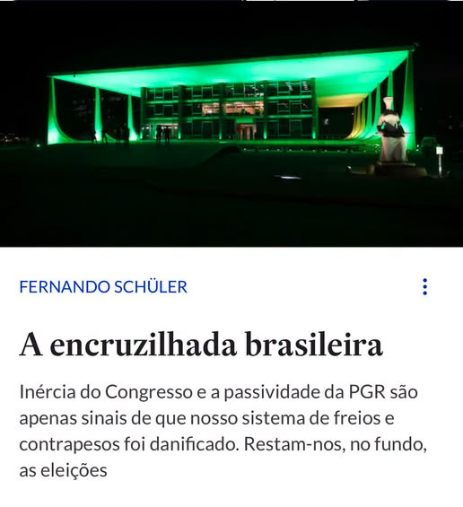mauad_joao's tweet photo. Fernando Schüler: cirúrgico! 

“A estratégia do ministro Alexandre de Moraes é a mesma de sempre: em vez de explicar alguma coisa, ataca o denunciante. Quando saíram os primeiros diálogos com Vorcaro na mídia, em março, ele ensaiou uma nota sugerindo que aquelas mensagens do dono do Master eram para outras pessoas. Nesta semana, reveladas 52 mensagens entre Vorcaro e uma conta com o seu nome, o ministro não divulgou nota nenhuma. Fez algo mais “ousado”, como escutei de um animado comentarista: acionou o inquérito sobre fake news contra o relator do processo, André Mendonça, com base em um relatório anônimo da “inteligência” da Polícia Federal.

Inútil perguntar como o relatório foi parar nas mãos do ministro. Ou, ainda, quem pediu para que a atuação do ministro fosse “avaliada” por alguém da Polícia Federal. O relatório acumula uma sucessão de suposições políticas, por vezes um tanto curiosas. Uma delas diz que é um “risco” a indicação de Jorge Messias para o Supremo. Messias estaria muito próximo de André Mendonça e, por isso, teria dificuldades de avaliar os “riscos políticos” do caso Lulinha. Riscos políticos para quem, exatamente, daria para perguntar. Mas é inútil. Messias seria também um risco pela sua proximidade com Mendonça, já que este estaria “agressivamente” tentando mudar a correlação de forças no STF, em detrimento do grupo de ministros que tão valorosamente atuou para salvar nossa democracia. 

Parece piada, mas está escrito lá. E foi este o relatório usado por Moraes para abrir uma “investigação” contra André Mendonça. A lógica é perfeitamente conhecida: ninguém pode investigar coisa nenhuma. E, se alguém tentar, sofrerá as consequências. O caso mais notório foi o de Eduardo Tagliaferro. Um peixe pequeno. Era um perito criminal que participou do núcleo de poder. Suas denúncias eram gravíssimas. Entre muitas coisas, o “use sua criatividade” para produzir provas contra alvos determinados. O resultado todos sabemos. Terminou o próprio Tagliaferro convertido em réu, além de nada ter sido investigado. Muita gente aplaudiu. Era politicamente interessante, então ok. Um dia isto será devidamente passado a limpo. Pode demorar, mas vai acontecer.

O truque agora pode funcionar novamente? É evidente que sim. Para começo de conversa, cria-se uma falsa equivalência. Haveria algum “erro processual” de Mendonça comparável à relação fartamente documentada de Moraes com Vorcaro. Alguém já viu este filme? “Erros processuais” para anular casos notórios de corrupção? Ato seguinte, embaralha-se o jogo na opinião pública. Com o País dividido, às vésperas das eleições, é fácil que tudo se converta em um Fla-Flu, em que “quem gosta do Lula fica com o Alexandre de Moraes” e “quem gosta do Flávio fica com o André Mendonça”. O jogo político é real. De fato, o País está dividido neste tema, e quase tudo se define com as eleições. Mas a equivalência é falsa como uma nota de três reais. A única questão real em jogo é se o Supremo decidirá ou não investigar as relações de um de seus ministros com Vorcaro e o escândalo Master. Mais do que isto, está em jogo a própria ideia de que somos uma república e a pergunta sobre se desejamos ou não conviver com um tipo de poder acima de qualquer hipótese de controle ou responsabilização.

Cá entre nós, não foi por acaso que chegamos a esta situação. Ainda esta semana, escutava jornalistas importantes repetindo o mantra de que “tempos de exceção exigiam poderes de exceção”. Insistiam, gaguejando um pouco, que pode ter havido algum exagero nos poderes dados ao ministro para censurar e mandar prender quem lhe desse na telha, com base no infinito Inquérito das Fake News. Na sequência do diálogo, um dos jornalistas emendou: depois que prenderam o Bolsonaro, deveriam ter parado, não é mesmo? Pois é, quem diria, não pararam. Não acho que ninguém vá aprender nada com isso, mas, de qualquer forma, repito a lição: há um preço em aceitar poderes de exceção em uma república. Primeiro, o poder terá o aspecto de alguma virtude.

No Brasil, houve gente que realmente acreditou que tudo era feito para salvar a democracia. Depois, o poder será usado para benefício próprio. Para ganhar muito, mas muito dinheiro, além da prerrogativa de eliminar do léxico republicano o conceito de conflito de interesses. Ato seguinte, o mesmo poder será usado para que nada, em nenhuma hipótese, seja investigado. E, por fim, para ameaçar e retirar do jogo quem arriscar alguma oposição.

Chegamos agora a uma encruzilhada. Nosso sistema de freios e contrapesos foi danificado. A inércia do Congresso e a passividade da PGR são apenas sinais disso tudo. Restam-nos, no fundo, as eleições. O novo presidente indicará três ou quatro novos ministros para o STF. E uma nova maioria pode, ou não, se formar no Senado. O próximo presidente governará por quatro anos, mas definirá os rumos do País por muito mais tempo. E é sobre isto, lá no fundo, que a crise desta última semana pode nos ajudar a refletir.”