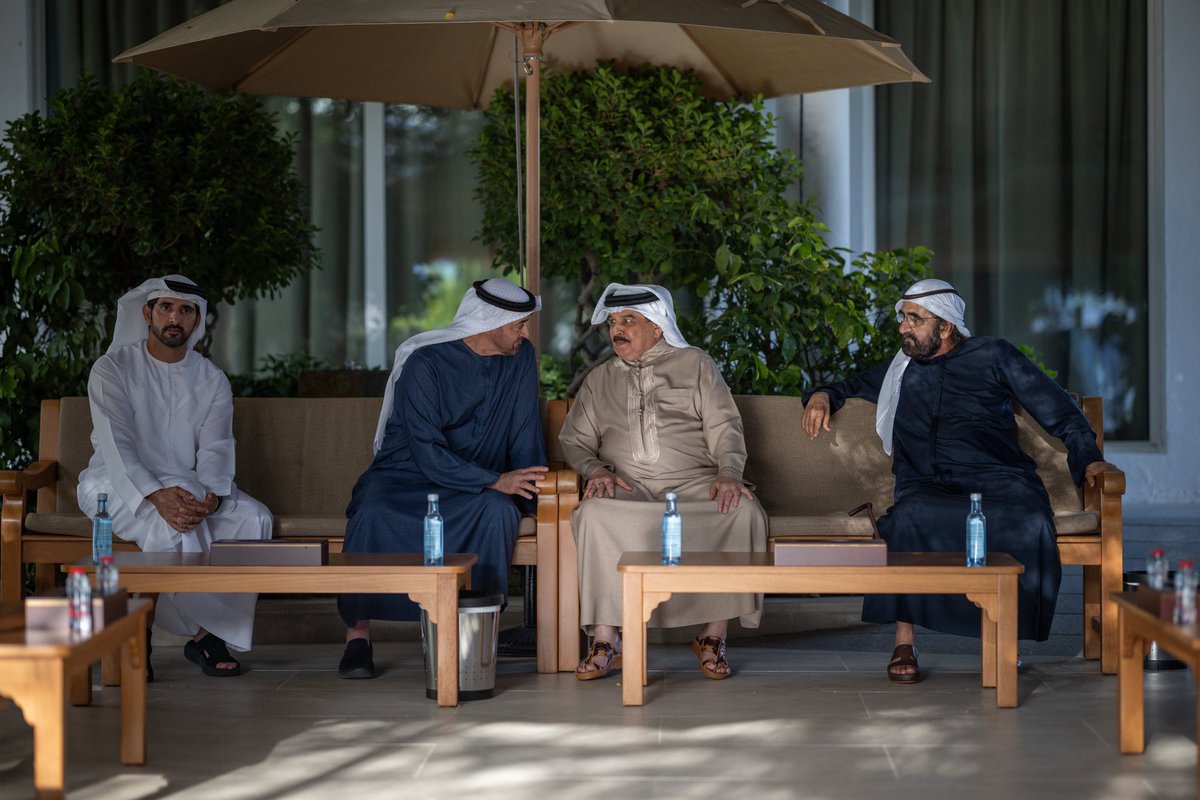 DXBMediaOffice's tweet photo. رئيس الدولة يلتقي ملك البحرين بحضور محمد بن راشد، وتبادل سموهما مع ملك البحرين خلال اللقاء الأحاديث الودية التي تعبر عن عمق العلاقات الأخوية الراسخة التي تجمع البلدين وشعبيهما الشقيقين. https://t.co/8qPR1DympH