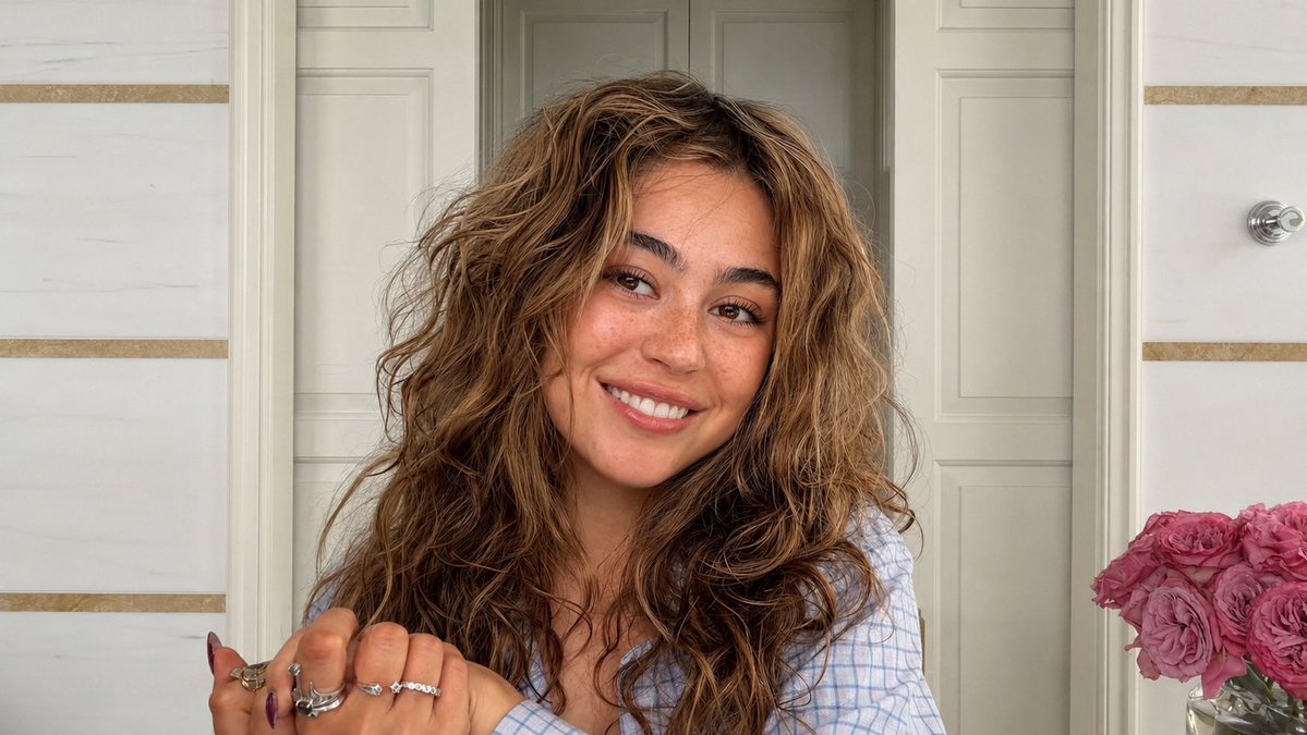 alliecatlcve's tweet photo. serving freckles, and a level of beauty that feels slightly unfair. https://t.co/yPCMmzELYI