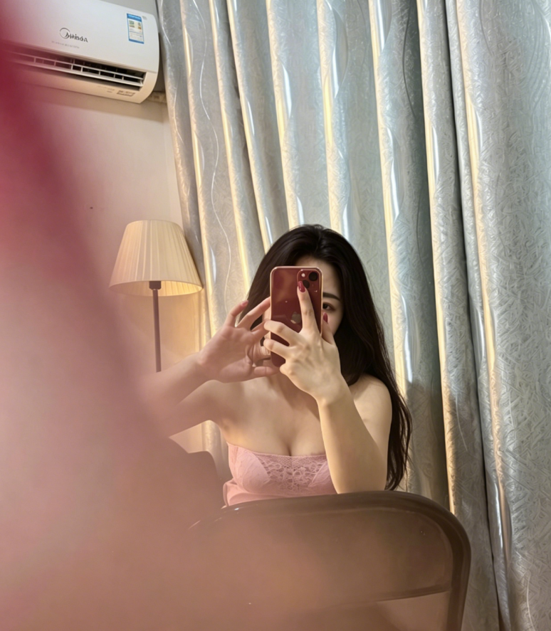 wafi204732's tweet photo. 灯光暖，人心软，半遮半掩间最是撩人，你呢？ https://t.co/5iTOotzFak