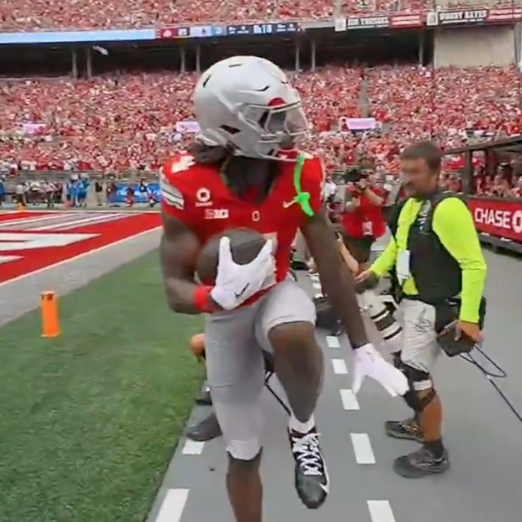 DKSports's tweet photo. Jeremiah Smith at halftime:

🔥 8 REC
🔥 151 YDS
🔥 2 TD
🔥 1 Heisman Pose https://t.co/dSNH2f6NO7