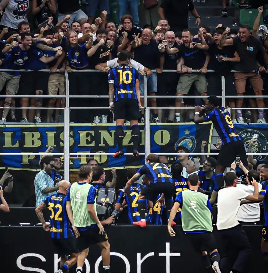 Footballdayy10's tweet photo. 𝗔𝗨𝗥𝗔 𝗫𝟭𝟬𝟬𝟬𝟬 !

Les danses, les glissades, les saltos… Tout ça, c’est bien, mais la meilleure célébration du football, c’est celle-là !

😮‍💨😮‍💨😮‍💨 https://t.co/E0vdxGFAd5