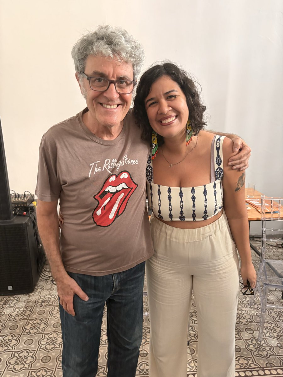erica_pinto's tweet photo. Presenciar a audição do disco o dia da Girafa do Mauricio Pereira e ouvir ele tocando trovoa ao vivo e a cores e poder falar com ele e ouvir tanta coisa sobre música, sobre vida, sobre psicanálise, sobre os caminhos, sobre tudo. Meu Deus que dia inesquecível pqp #portomusical https://t.co/BxiRGZVOKY