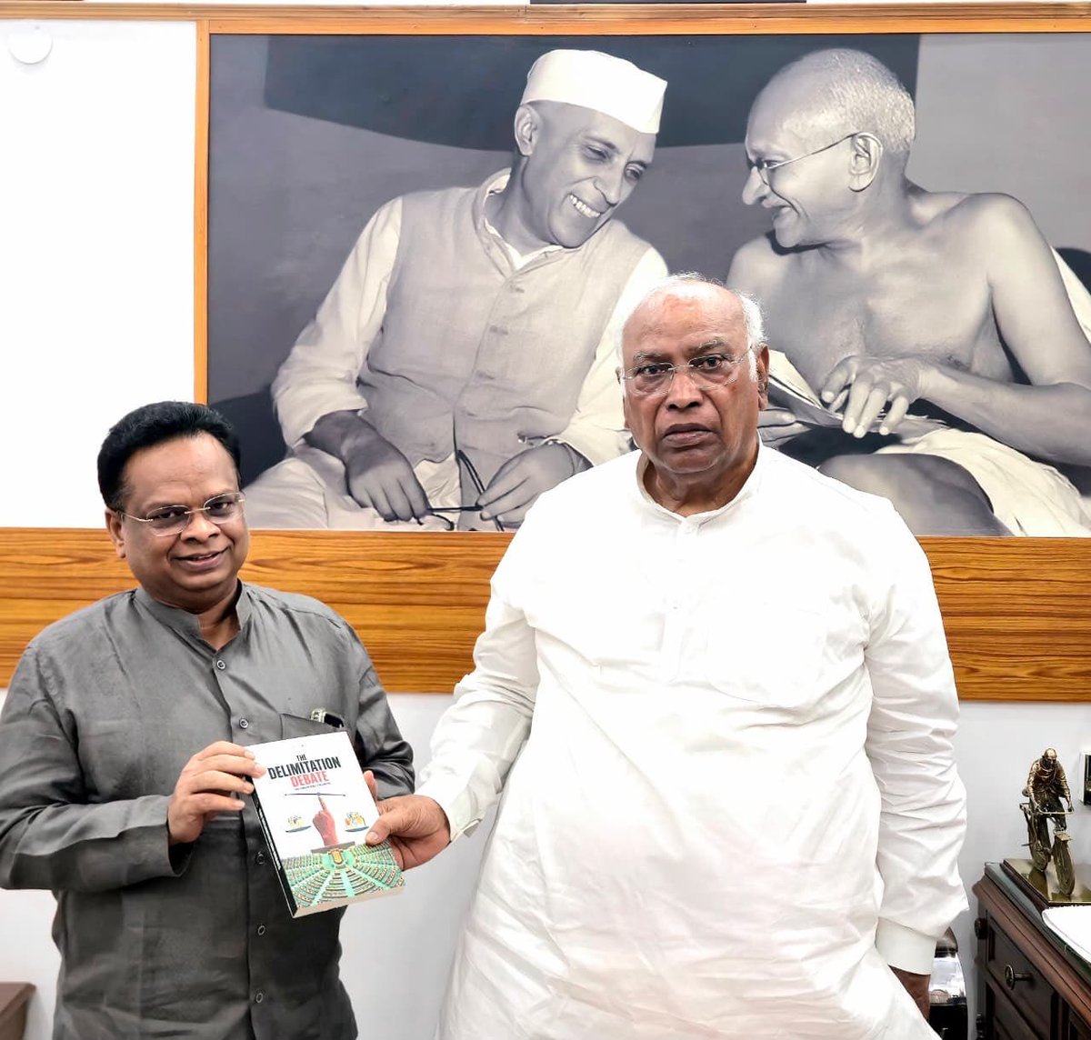 ManjeetSahuINC's tweet photo. Congratulations @sirivellaprasad Ji for being appointed Incharge of Maharashtra Congress. @INCMaharashtra https://t.co/BdK1kYDAiI