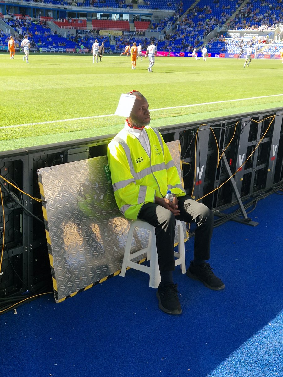 ChrisH1871's tweet photo. Season ticket, £415.
Club bucket hat, £20.
Using a lanyard as a 10cm personal awning, priceless.

#ReadingFC https://t.co/dEdqBSdyD6