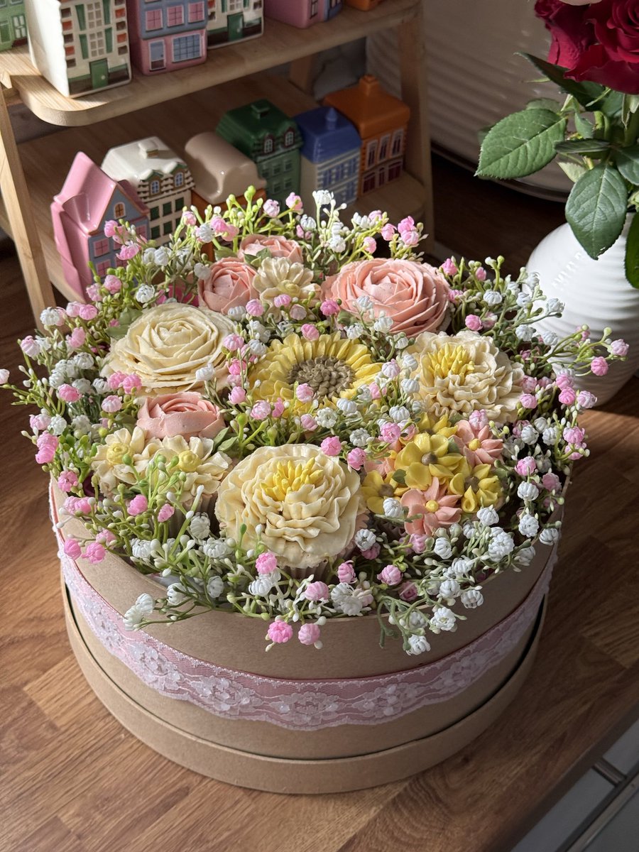 Chaimaa2_'s tweet photo. Turned my cupcakes into an edible bouquet! https://t.co/ttDDtj52Rk