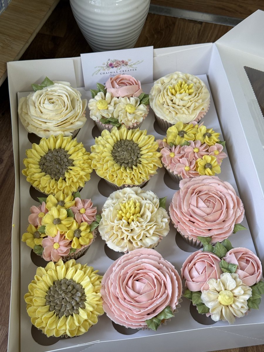Chaimaa2_'s tweet photo. Turned my cupcakes into an edible bouquet! https://t.co/ttDDtj52Rk