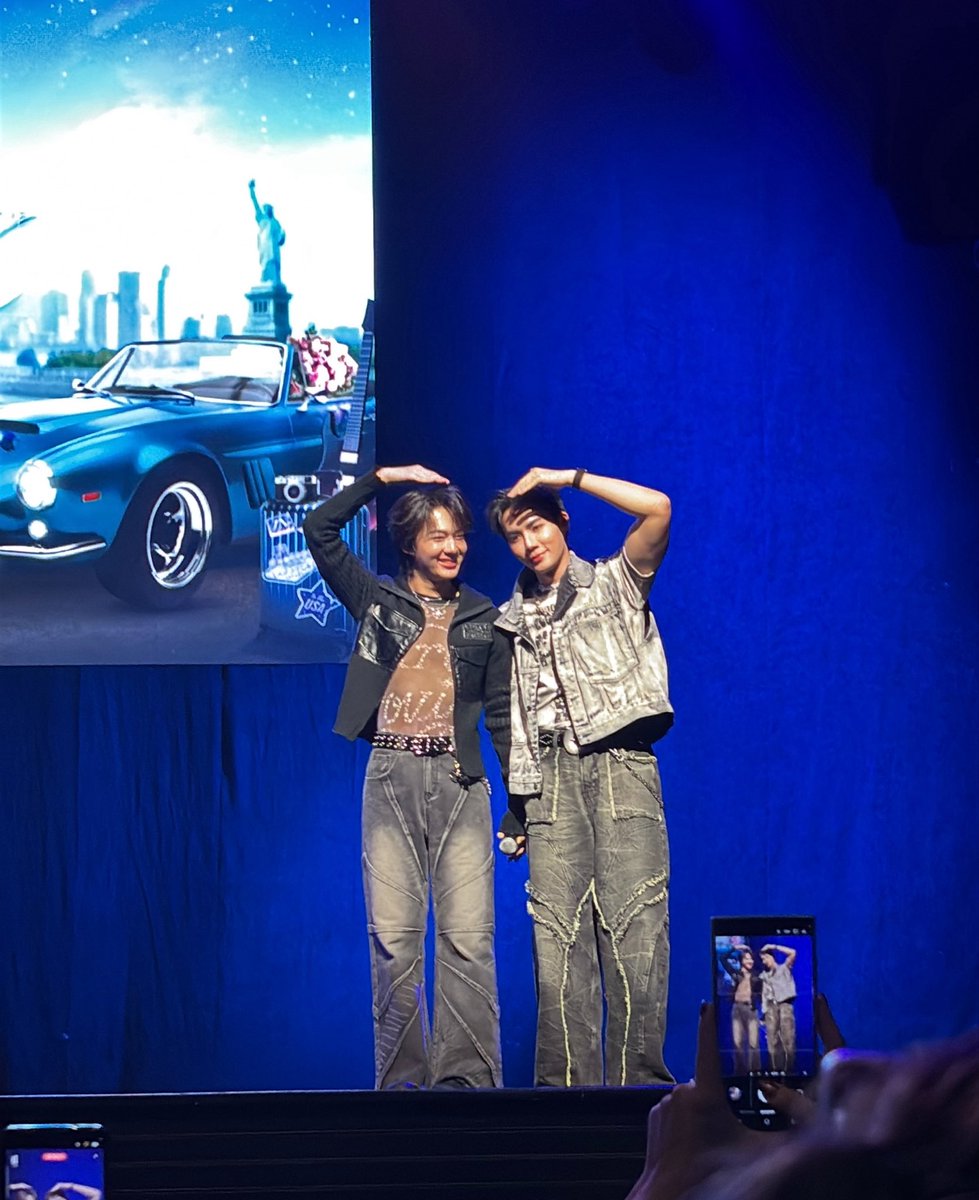planetea4's tweet photo. They really paid atention to what poses the fans wanted to see. They’re really an example of the way all artists should be, so kind and sweet. #ZeeNunewinLV https://t.co/21RF1qKyvf