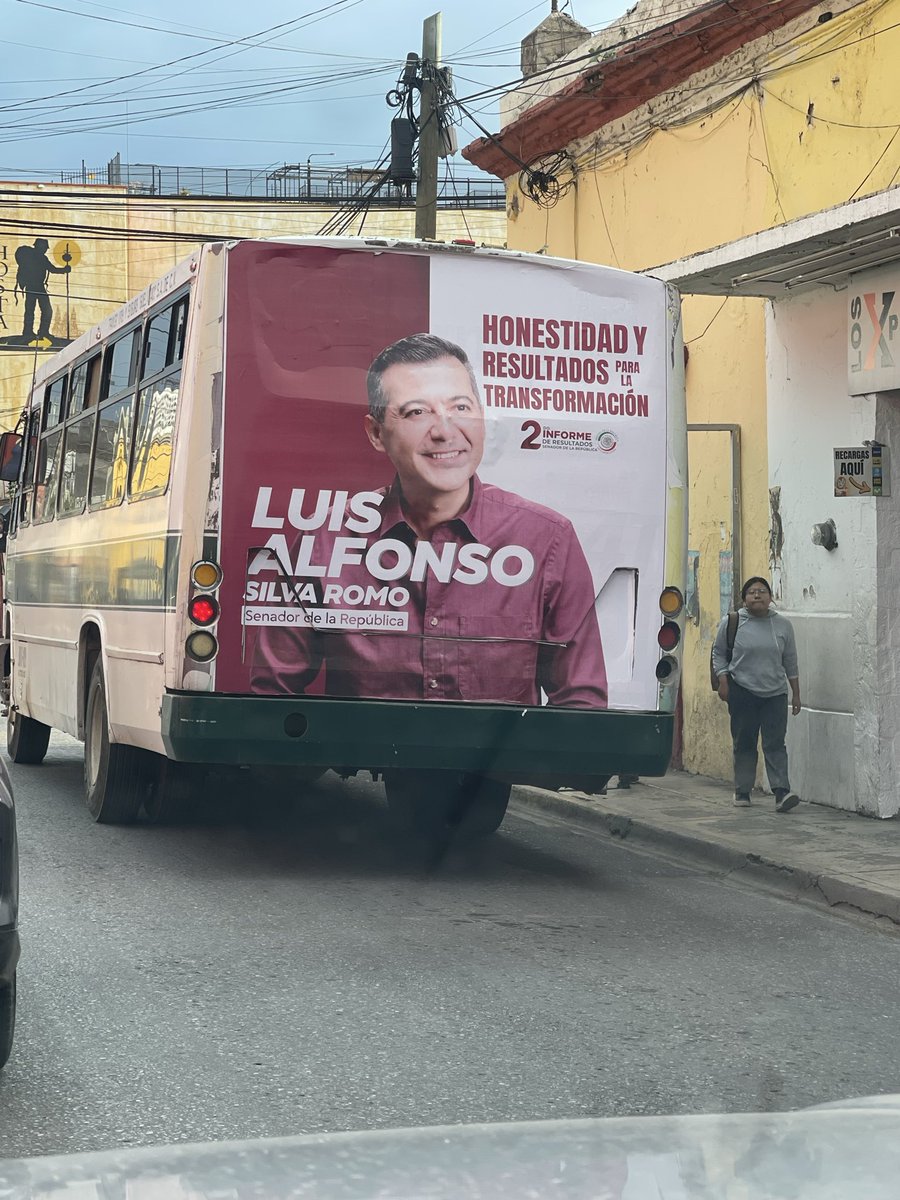 LagarrapataS22's tweet photo. La saturación de publicidad en las calles de Oaxaca de Juárez, a través de espectaculares y rotulados en el transporte público promocionando el 2.º Informe de Resultados de Luis Alfonso Silva Romo (@LUISALFONSOSR), dista mucho de ser un ejercicio de rendición de cuentas, pues el ex panista actúa como caja de resonancia de @salomonj. 
Lo que he hecho hasta ahora es una estrategia de posicionamiento personal. En lugar de pagar espectaculares y propagandas la ciudadanía exige resultados. ¿De dónde provienen los recursos para financiar esta millonaria campaña de imagen? Eso est obluagdi a transparentar en su informe de cero resultados. 

Tras su paso por el PAN, se alineó como una pieza clave del grupo político vinculado a los hermanos Jara Cruz. 
Silva Romo buscó activamente la candidatura a la presidencia municipal de Oaxaca de Juárez para el periodo 2025-2027; al no favorecerle ni las encuestas internas ni la correlación de fuerzas su llegada al Senado funcionó únicamente como un reacomodo estratégico para mantener vigencia y proyectar un eventual retorno a la capital oaxaqueña. 
Hay antecedentes que  no puede ignorar, en el ejercicio de revocación de mandato, la capital le dio la espalda a Salomón Jara (@salomonj) con una proporción de 3 a 1. 
Oaxaca de Juárez ha dejado claro su rechazo al jarismo.
Y de sus vínculos con el ASAEO, mejor no hablamos. 
👇🏽