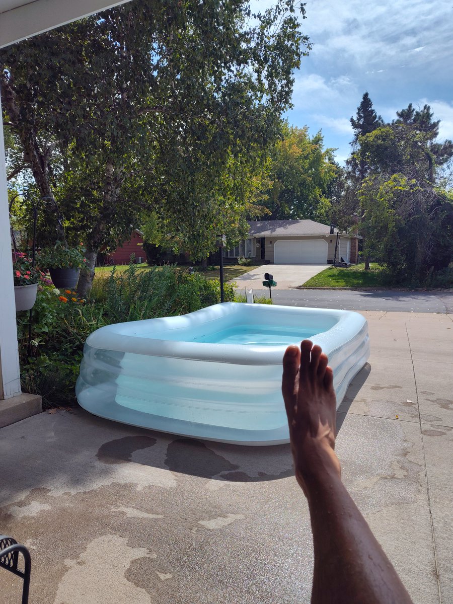 GapYearMK's tweet photo. Poolside on a great day. Reading, aperol spritz, and the occasional pistachio. https://t.co/4mLUpUHAzx