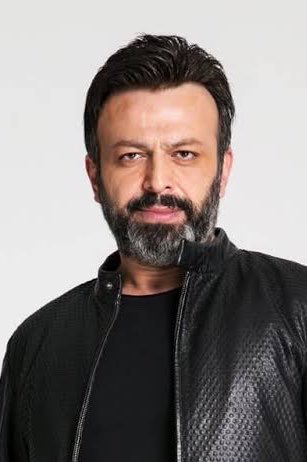 HaberReport's tweet photo. Ölümü 'şüpheli' olarak kaydedilen Serhat Kılıç'ın evinde uyuşturucu madde ve malzemeleri ele geçirildi. https://t.co/h6sZjecwfD