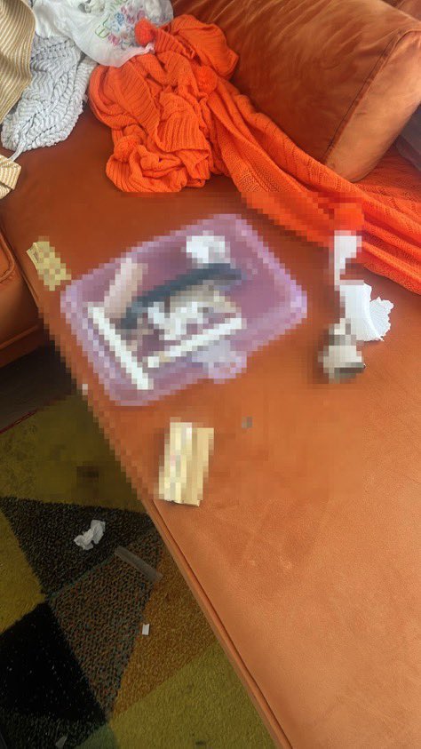 darkwebhaber's tweet photo. Oyuncu Serhat Kılıç’ın Kağıthane’deki evinde savcı ve olay yeri inceleme ekipleri çalışma yaptı.

Evde alkol şişeleri ile sigara sarımında kullanılan kağıtlar bulunduğu öğrenildi. Yakın çevresine göre Kılıç’ın son dönemde yoğun alkol tükettiği ve uzun süredir ağır depresyon yaşadığı ileri sürüldü.

Kesin ölüm nedeni, Adli Tıp Kurumu’ndaki otopsi ve toksikolojik incelemelerin ardından belirlenecek. (Rojda Altıntaş)