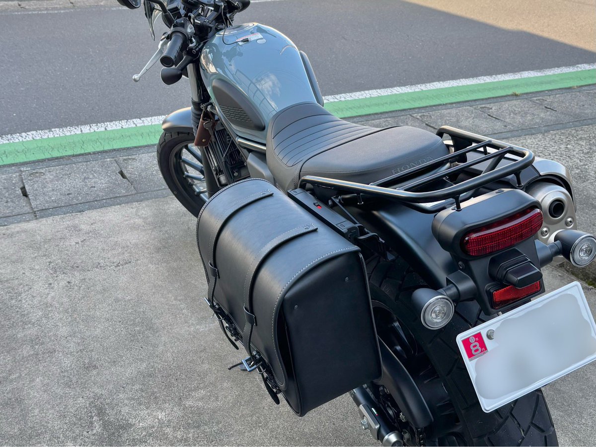 bandit_7777's tweet photo. サイドバッグなど付けてみました。
デイトナ・ヘンリービギンズの15L、ワンタッチで取り付けられるやつ。
なかなか便利で、いい感じですね。

#サイドバッグ #デイトナ #ヘンリービギンス #CL250 https://t.co/XvaTGDoaXj