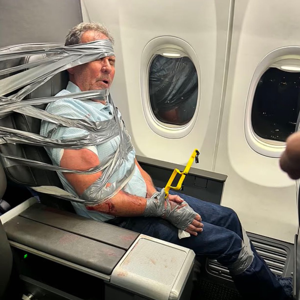 mihailo____'s tweet photo. @aviationbrk Okay, but why does he get to have his face censored after doing all that? Why do we keep protecting trash over and over by keeping them anonymous? https://t.co/rx6ZQzf5eT