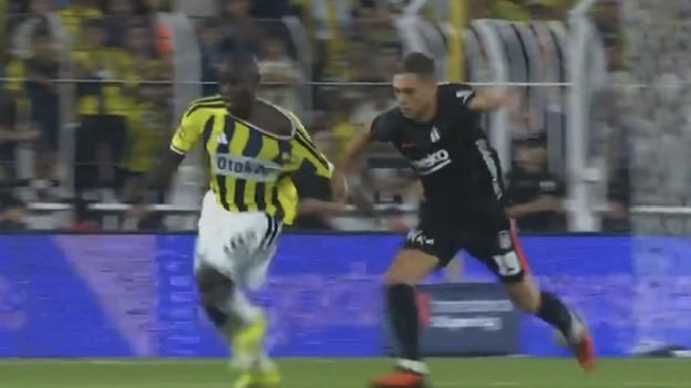 elfenerico's tweet photo. Bir pozisyonun faul olması için daha ne olması gerekiyor? 

@TFF_Org @MHK_Resmi @Fenerbahce https://t.co/aimBc3iRDI